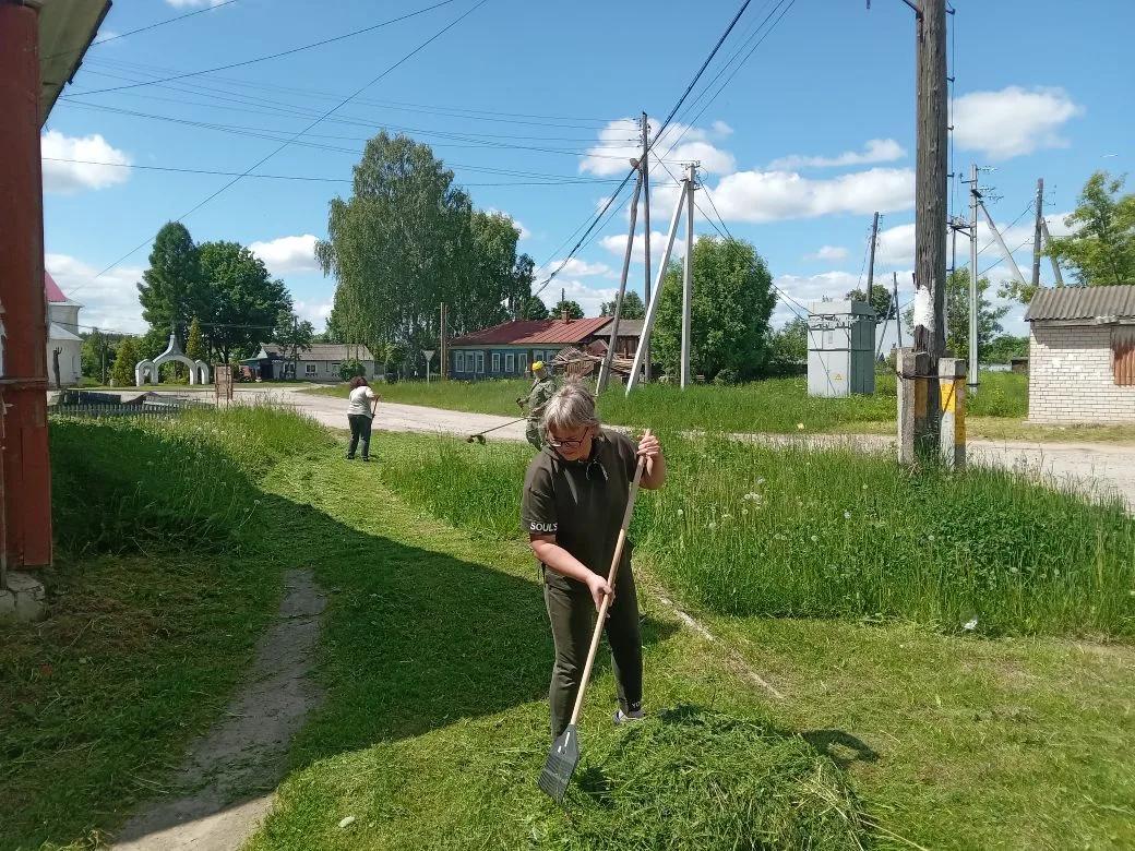 🌱🌿 5 июня работники культуры приняли участие в субботнике, проходившем в центре с. Мыт.