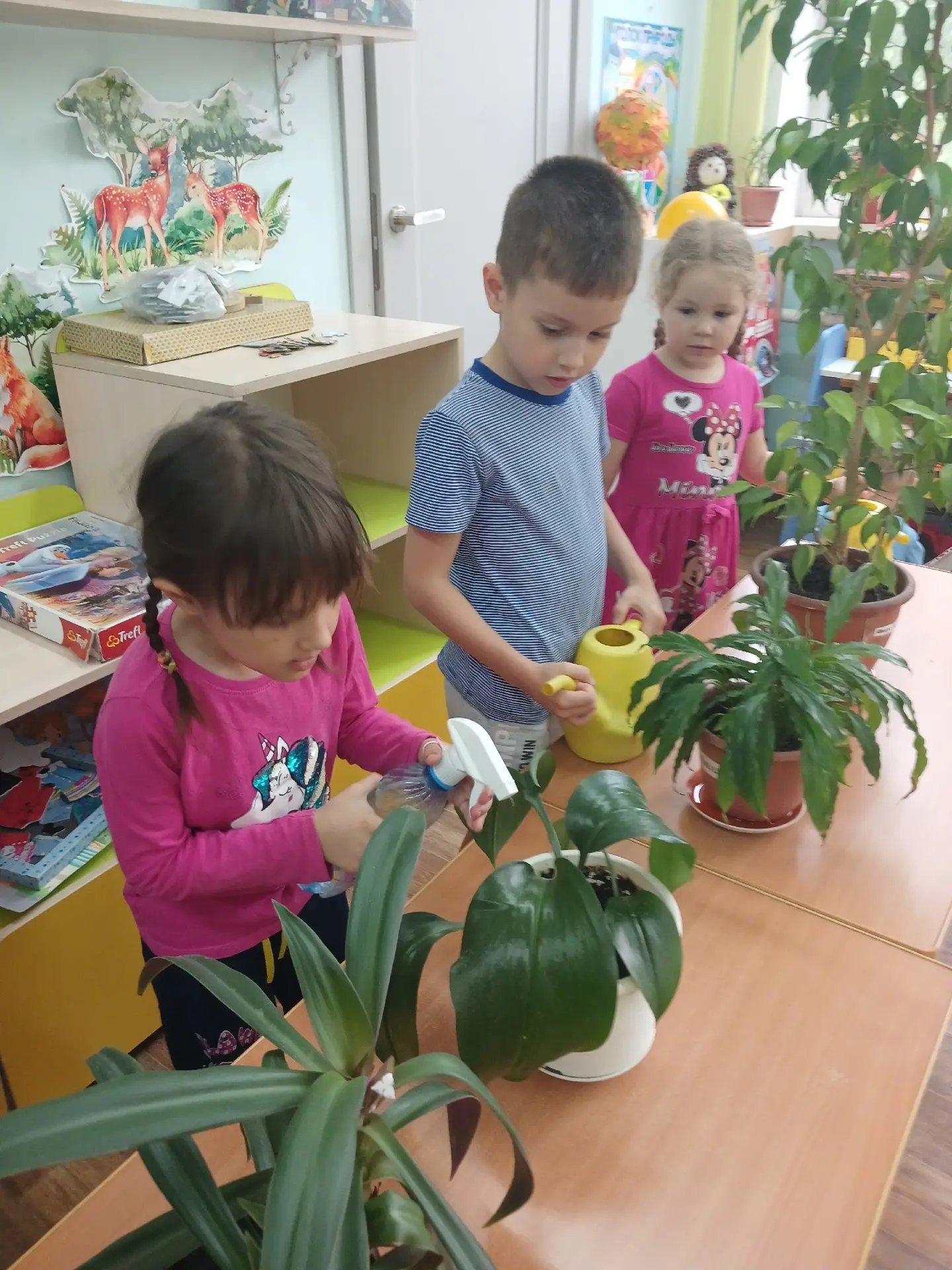 🌺Взяли лейки, детвора 👫👫- поливать цветы пора! 🌺
Это отличная практика! Когда дети в группе сами