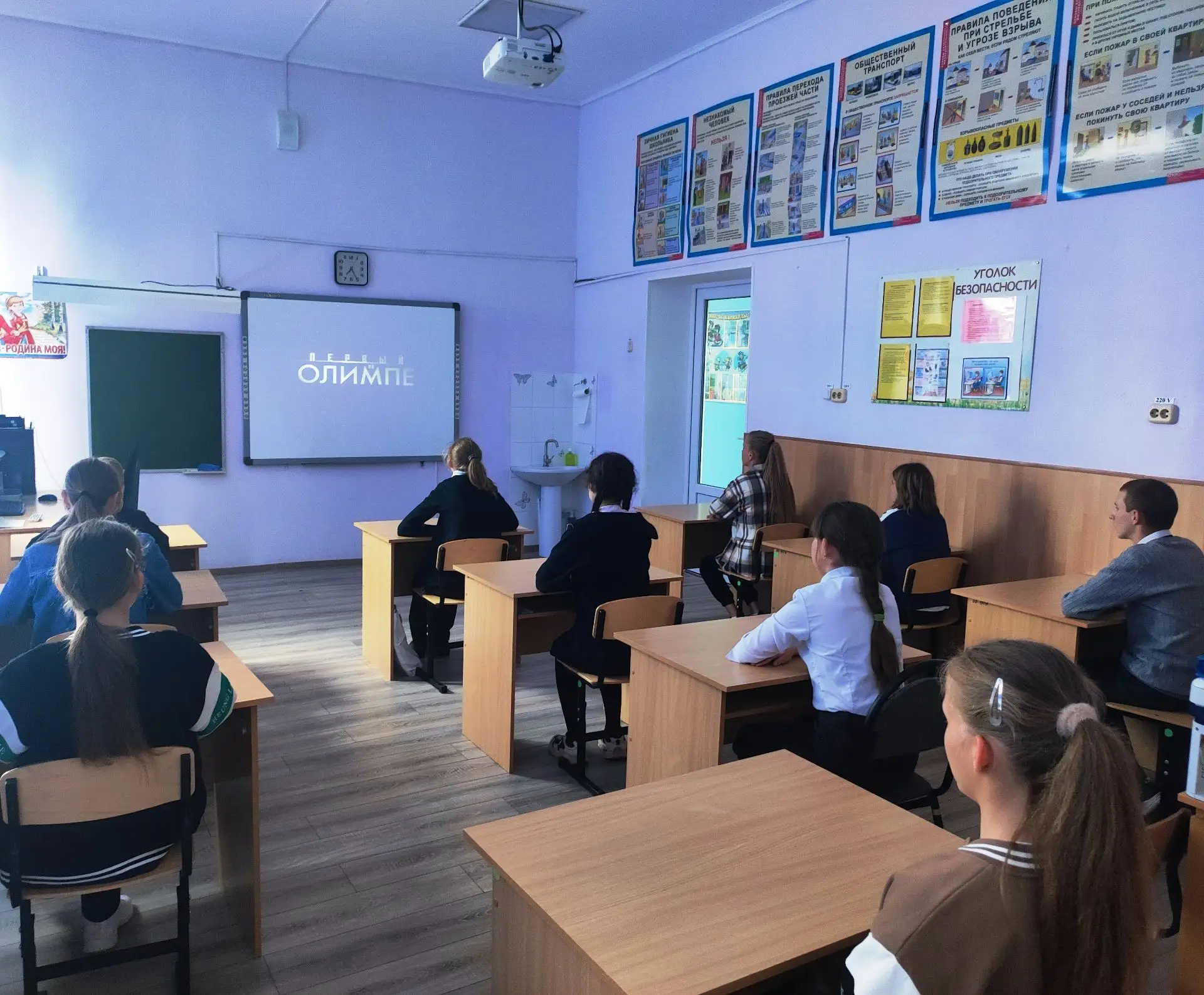 В рамках кинопоказа "Герои войны Герои спорта" ребята посмотрели фильм «Первый на Олимпе».
Это росси