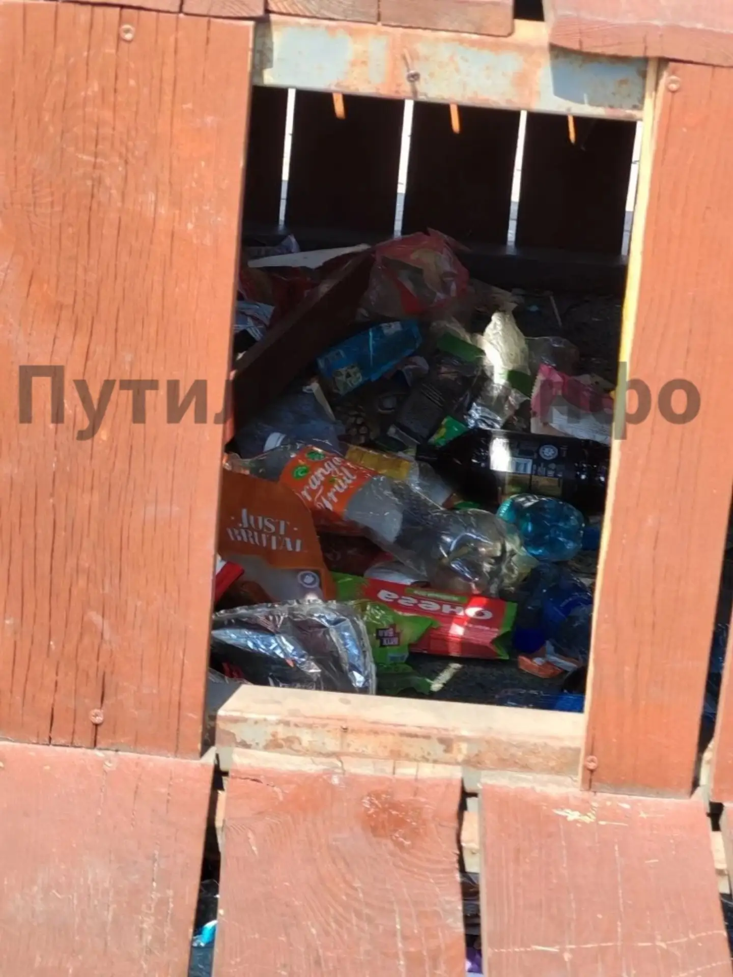#нампишут #бп #мусор

Уборка мусора в Большом Путилково явно пошла не тем путём.

У баскетбольной пл