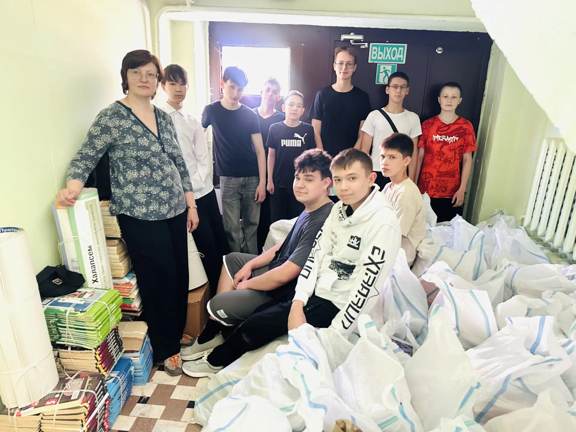 🔟 июня библиотекарь Осипова О.А. совместно с обучающимися 8 «В» и 9 «Г» классов организовала и пров