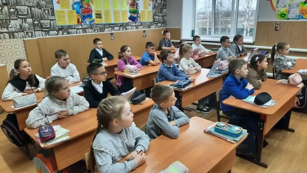 🇷🇺 РАЗГОВОРЫ О ВАЖНОМ
Сегодня в школе прошла торжественная линейка, открывающая новую учебную неде