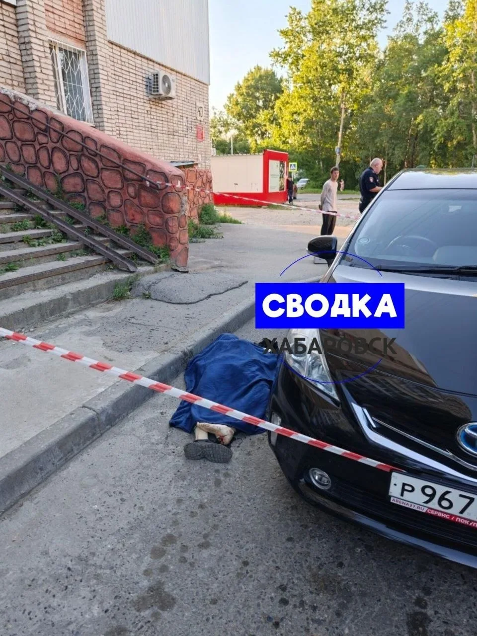 ⚠️23.07.26 в Хабаровске около 16 часов в квартале ДОС при падении с общего балкона на 13-м этаже пог