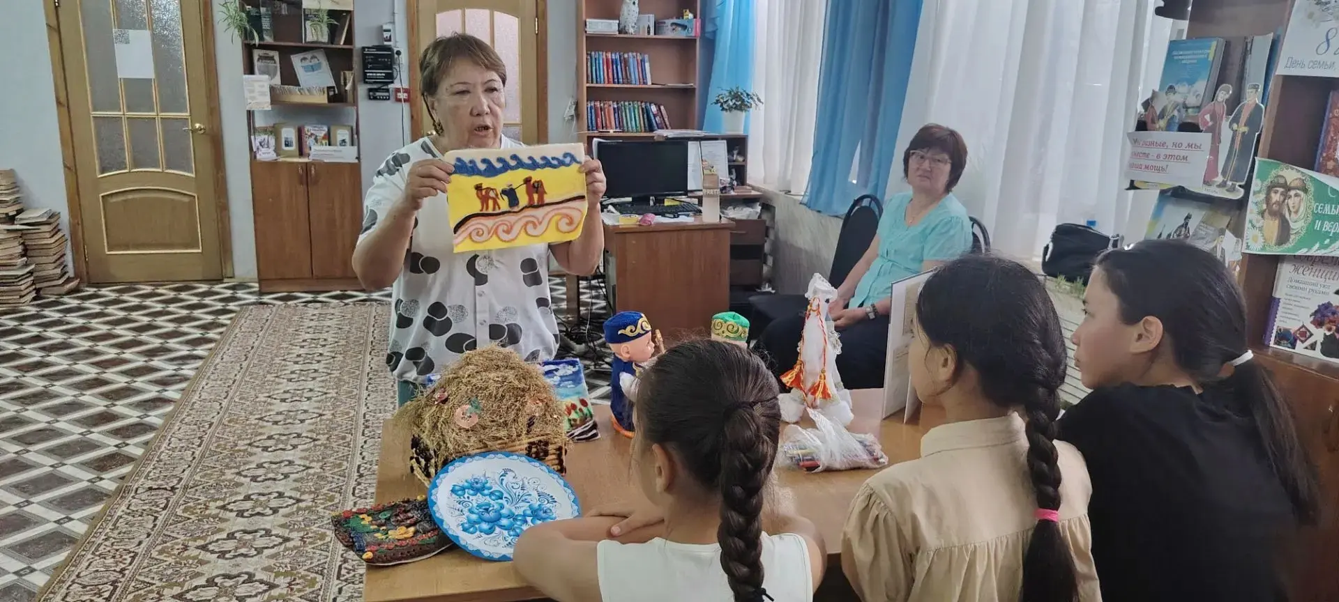 13 июля ребята из пришкольного лагеря посетили сельскую  библиотеку , где заведующие  Суталиева Р. Г