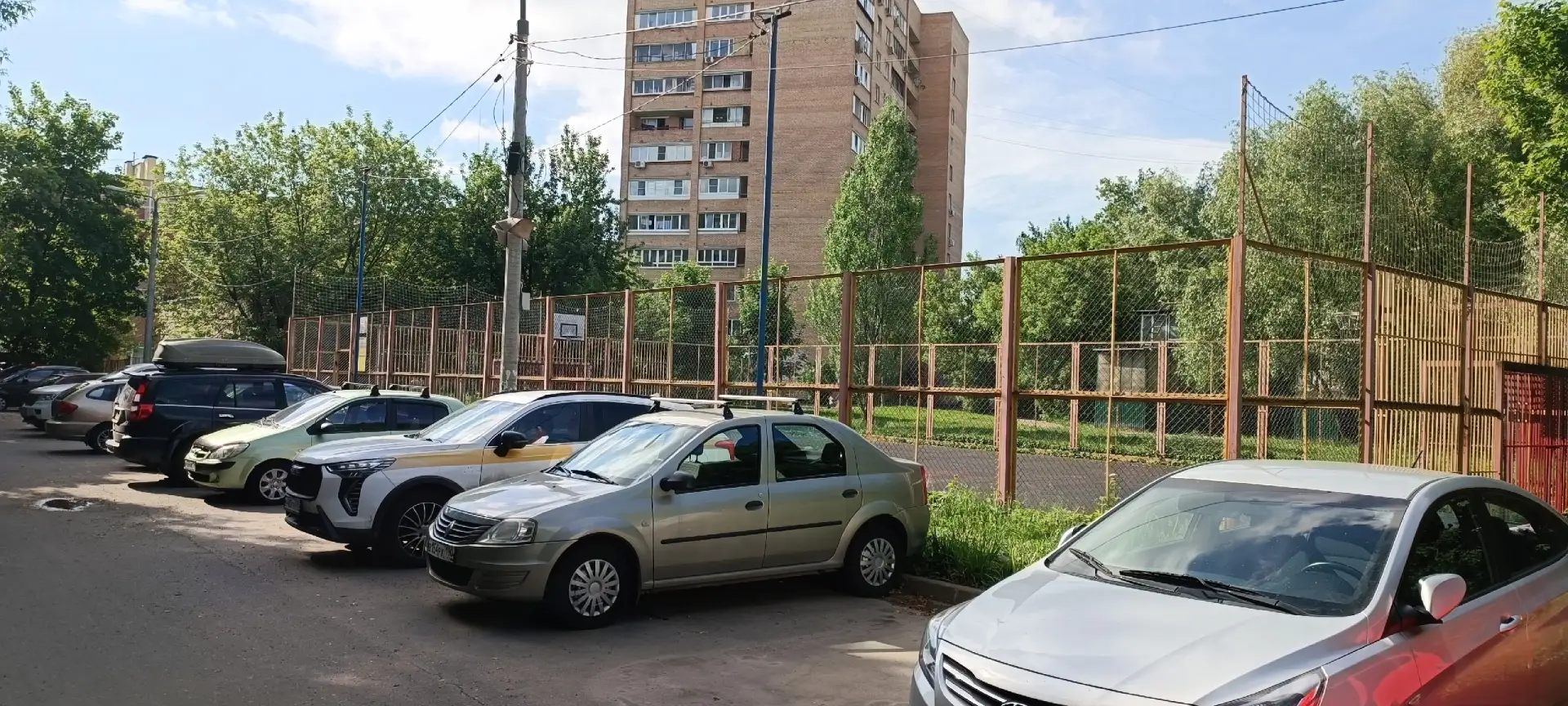 К администрации города!!. Всем доброго дня.  Во дворе дома по адресу Мытиши, Летная улица д. 28к1, к