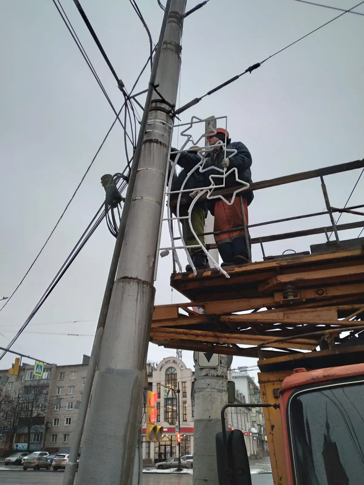 Подготовка к новогодним праздникам идёт полным ходом ❄️🚎☃️ Служба энергохозяйства осуществляет монт