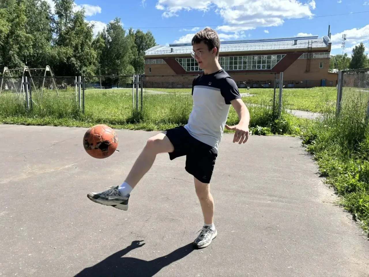 09.06.2026 в нашей школе прошла спортивная игра по станциям с элементами различных видов спорта! Мер