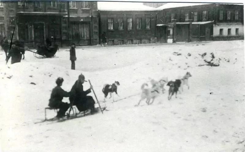 #Свердловск. Улица Пушкина, 6 и 8. Катание на собачьей упряжке

📸Фото 1927-1929 год.