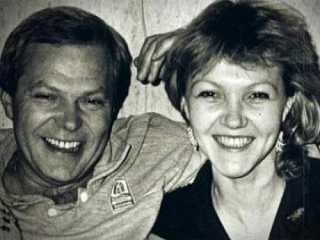 В 1980 в Ялте на съемках фильма «Похищение века» Марина Дюжева познакомилась с Юрием Гейко

Гейко вс