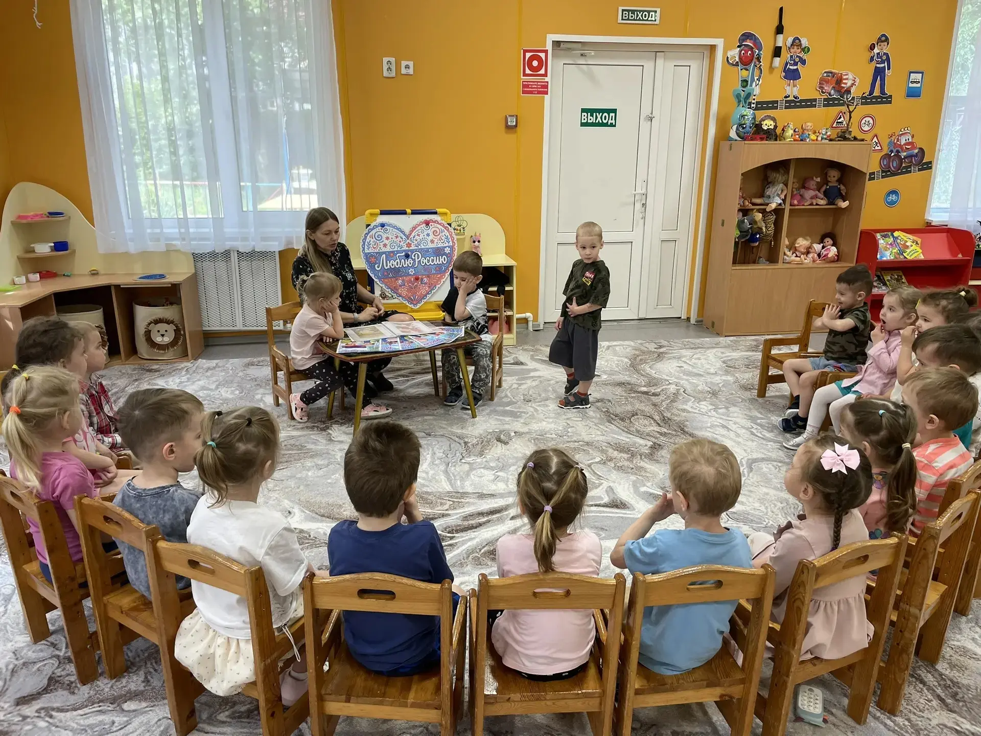 🌼 На этой неделе мы погружаемся в атмосферу предстоящего Дня России! 🇷🇺 Беседы с нашими воспитанн
