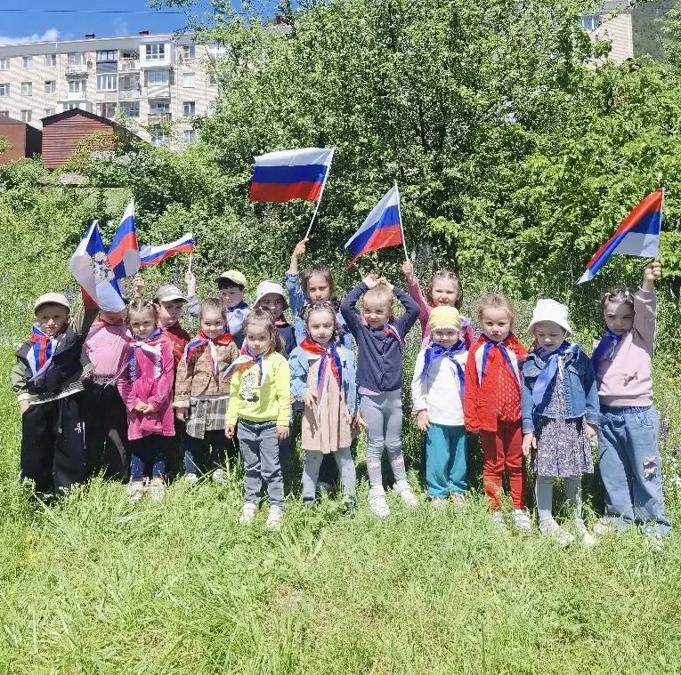С Днём России! 🇷🇺

Мира, добра и счастья каждой семье.❤️
Пусть детский смех звучит повсюду,
а наша