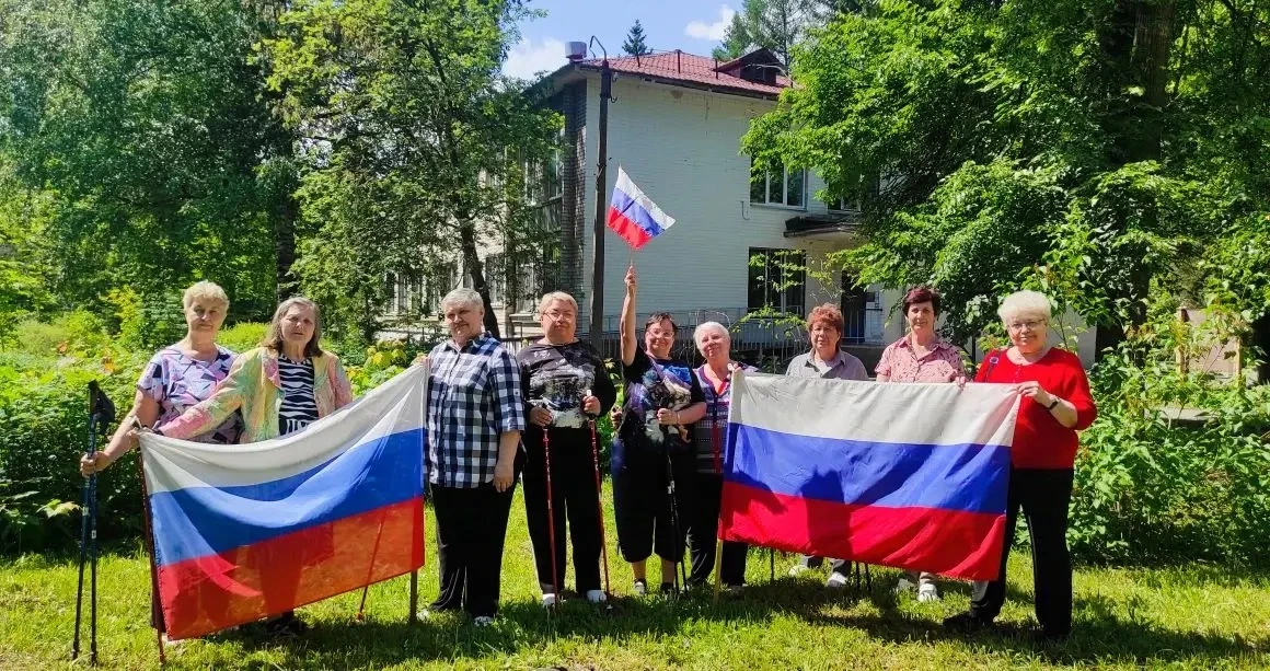 🧓🏻👴🏼Для отдыхающих отделения дневного пребывания прошел мастер-класс по скандинавской ходьбе с э