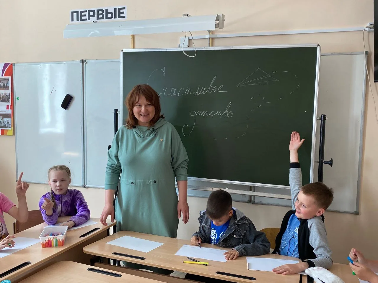 ⭐ КРАСКИ ДЕТСТВА
Сегодня — первый день школьного лагеря, и он начался очень по‑детски и по‑светлому!