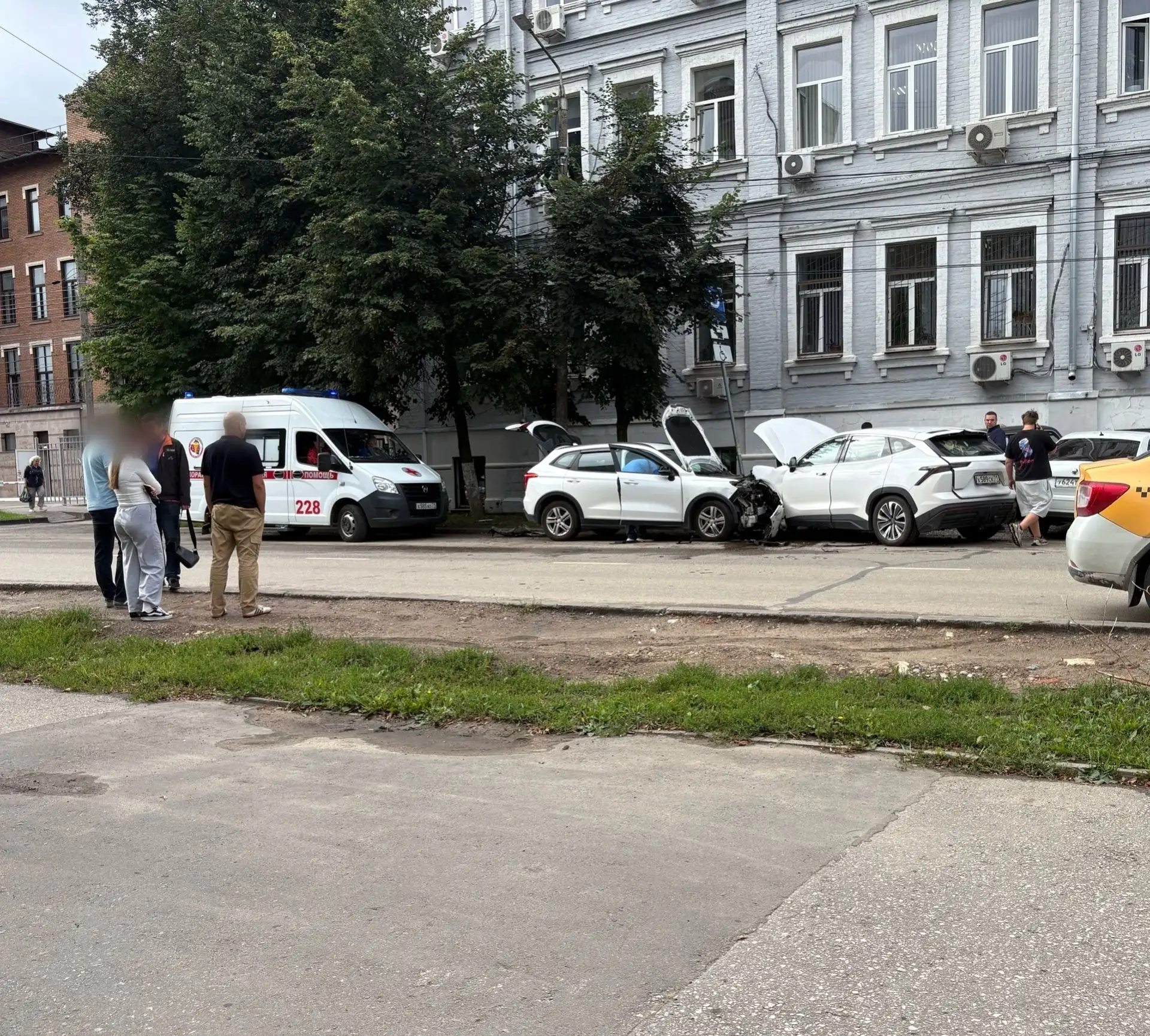 ❗️Напротив ЖК на Пушкинской. По словам очевидцев водитель потерял сознание за рулем.
