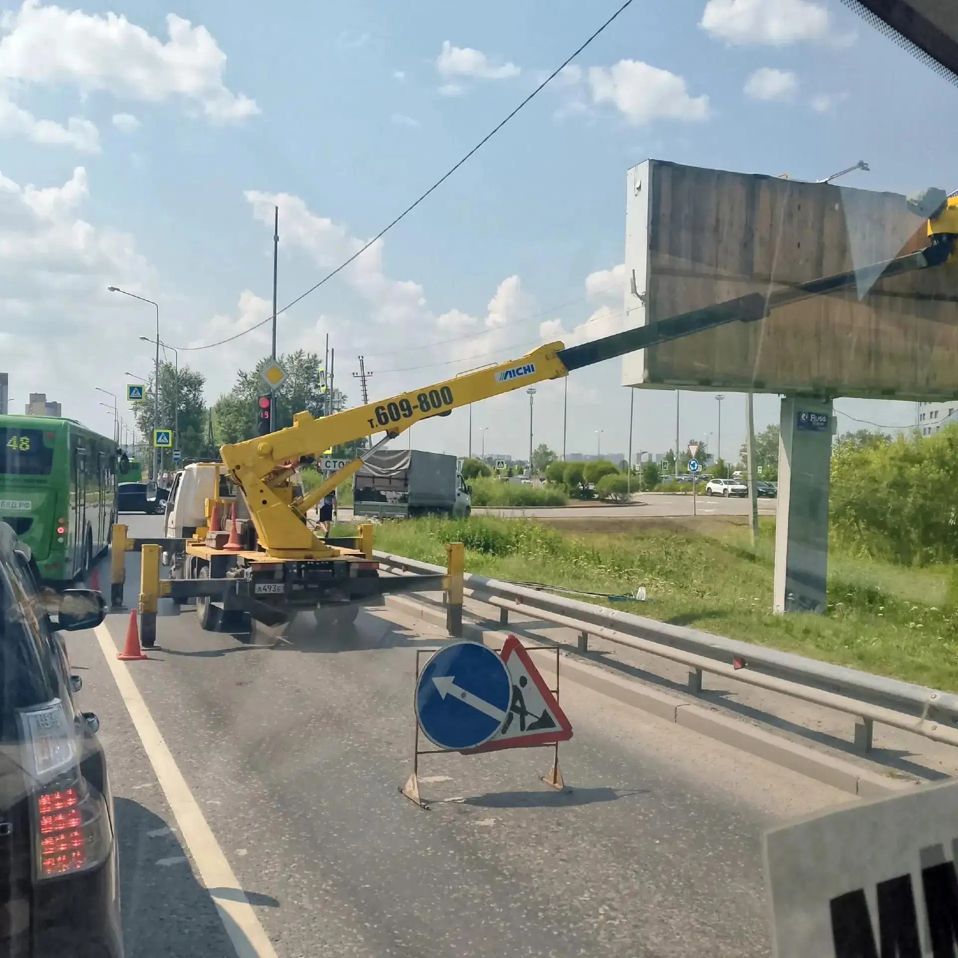Перекрыли полосу движения, с самого утра, пробка от 9 школы до второго заречного и ходят еле ели. За
