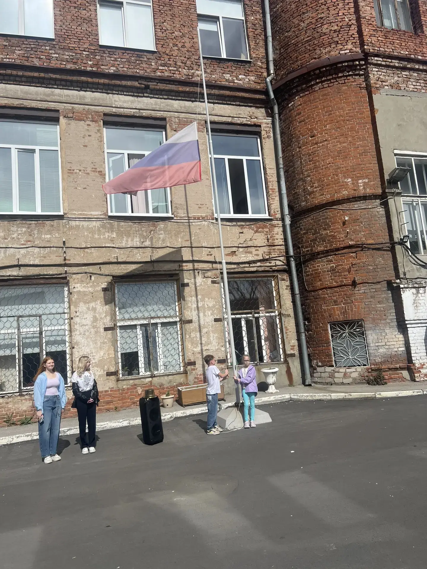 1 июня — День защиты детей и торжественное открытие школьного лагеря.
Сегодня, 1 июня, в первый день
