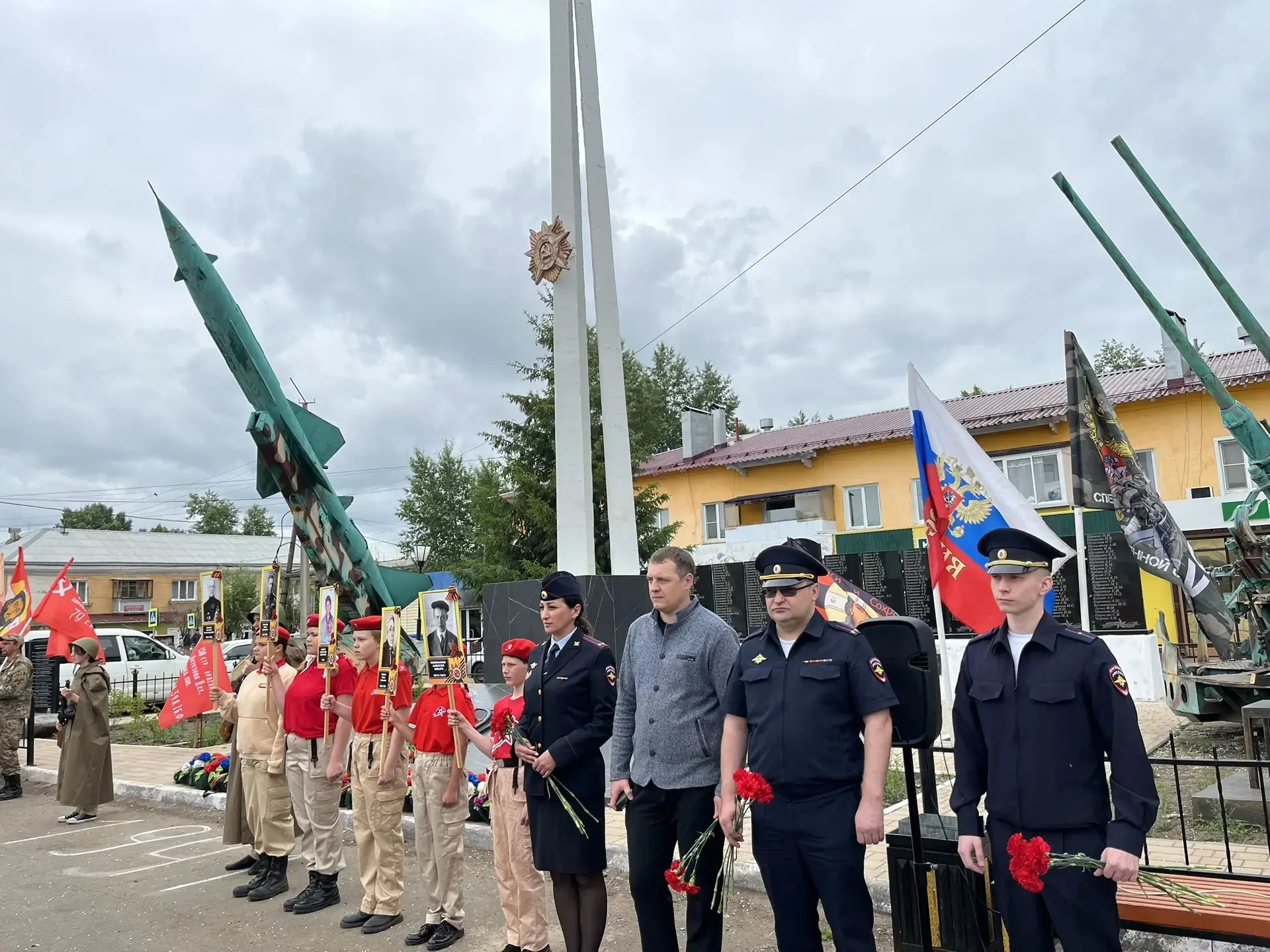 🫡👮‍♂️🕯️Транспортные полицейские в Вихоревке почтили память воинов земляков, павших в боях Великой