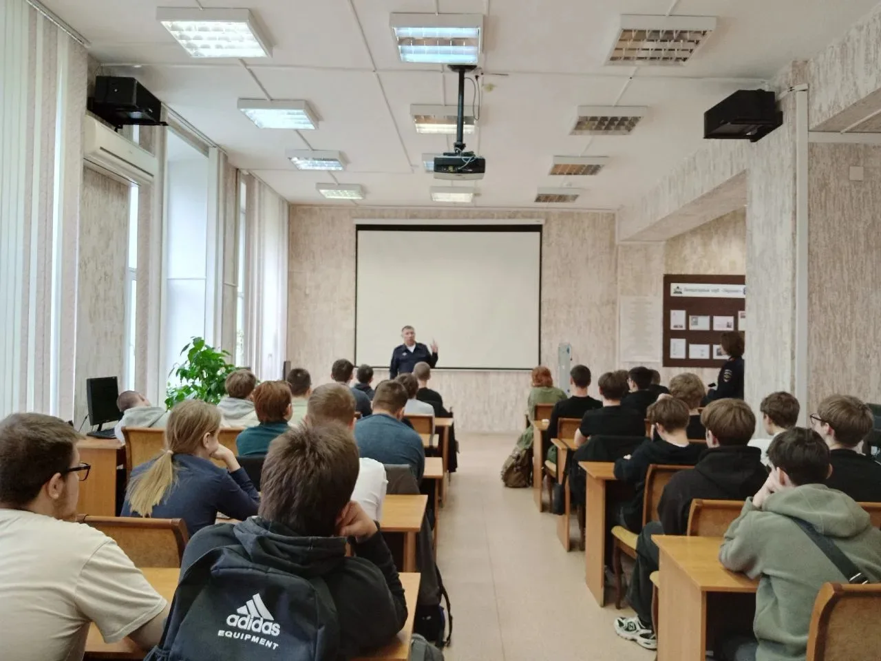 #Профилактика
Студентам 1 курса напомнили о правилах безопасности🚦

🚓Инспектор Отдела безопасности