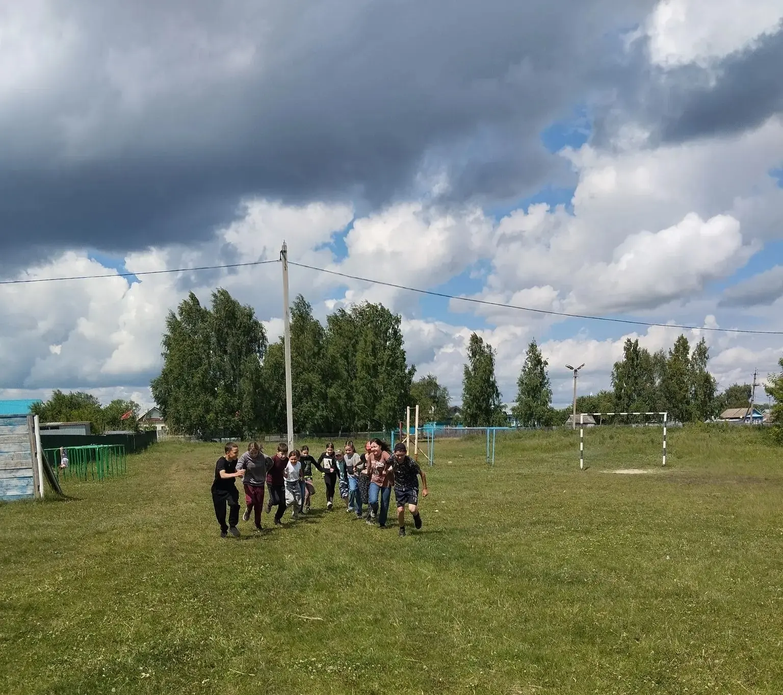 В школьном лагере состоялась спортивная игра "Веселые старты". Были предложены занимательные игры.

