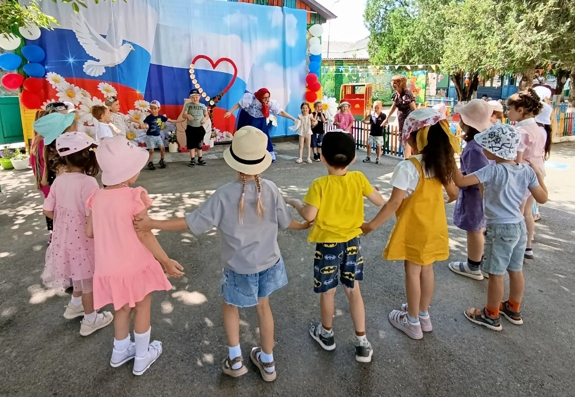 Сегодня в нашем детском саду прошёл замечательный праздник, посвящённый Дню семьи, любви и верности.