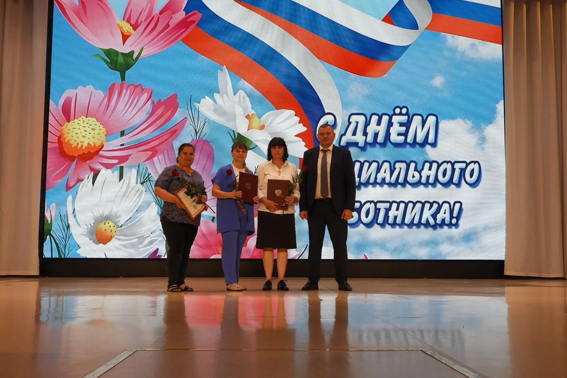 День социального работника – важная дата в российском календаре, отмечаемая ежегодно по Указу Презид