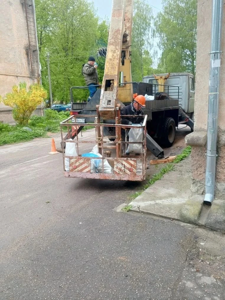 На Гончарова, 3 завершили ремонт кровли: мусор спущен, порядок наведён. Уважаемые жители!
Ремонтные 