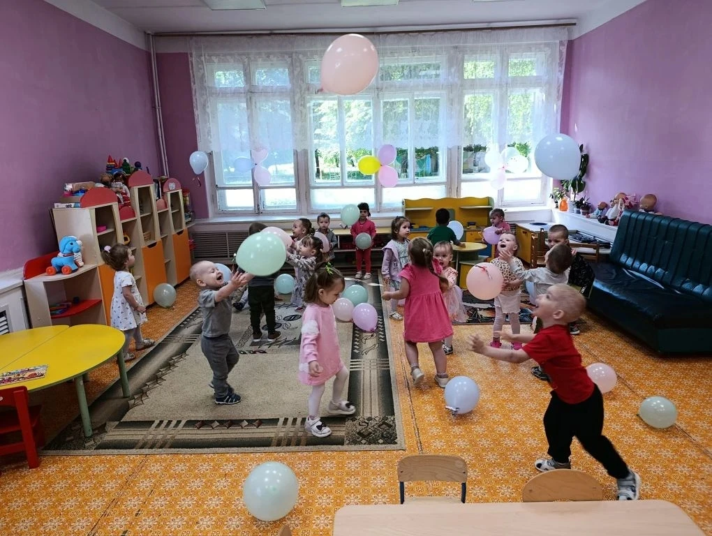 Лето в группах «Кроха» и «Незабудки» начинается с самого главного — с искренних улыбок и отличного н