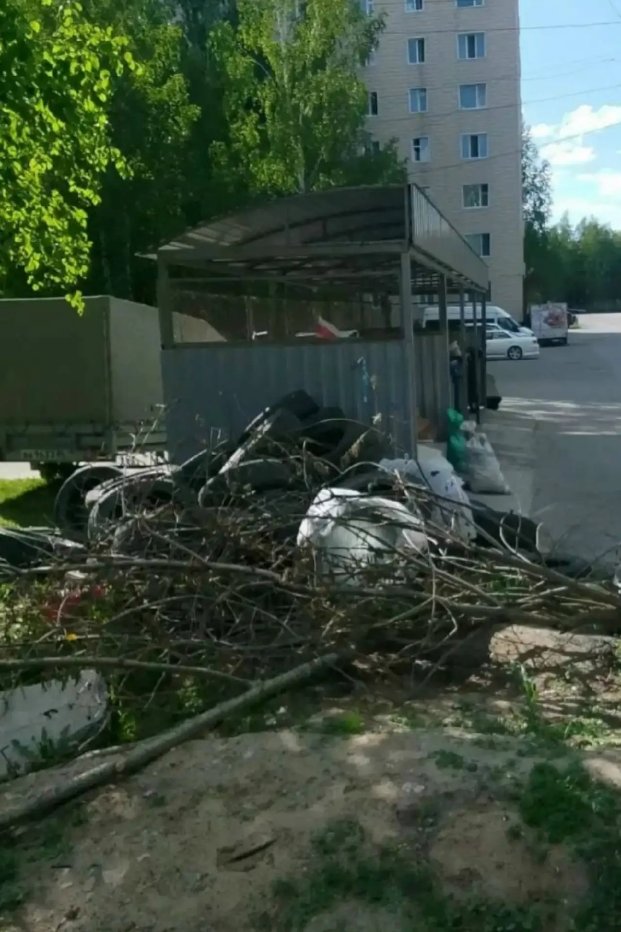 Второй микрорайон, рядом стадион и школа, а на мусорной площадке стандартный вид Нефтеюганска

📍 Не