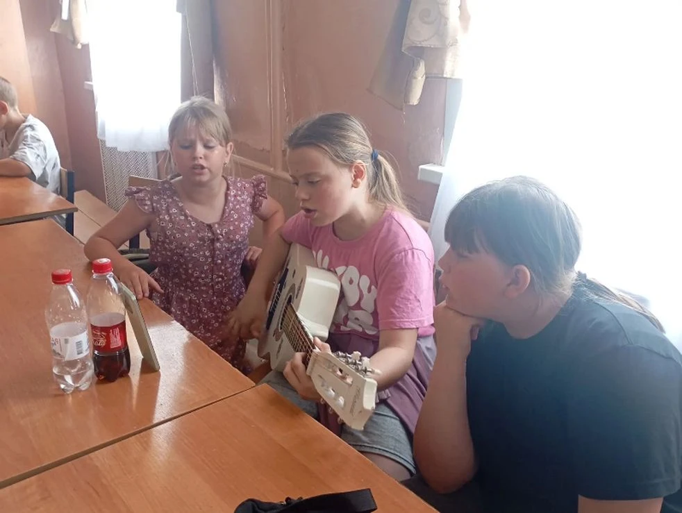 «СОЛНЫШКО ЗОВЁТ!»: КАК В НАШЕМ ЛАГЕРЕ ПРОШЁЛ САМЫЙ ВЕСЁЛЫЙ КОНЦЕРТ
ЭТОГО ЛЕТА
В пришкольном лагере «