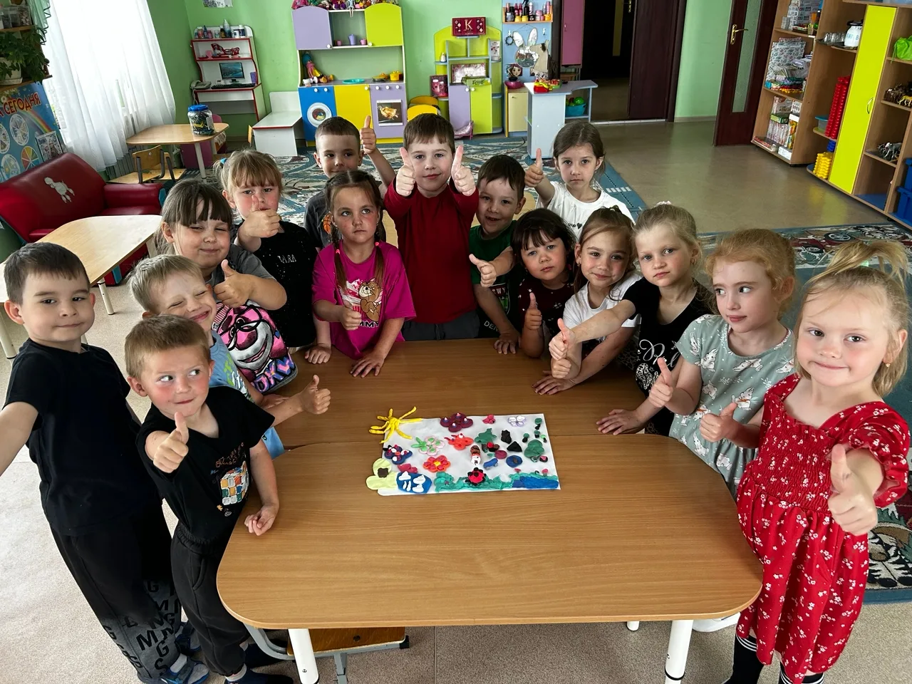 Спелое летоВ ягоды одето,В яблоки и сливы.Стали дни красивы.Сколько цвета!Сколько света!Солнце на ма