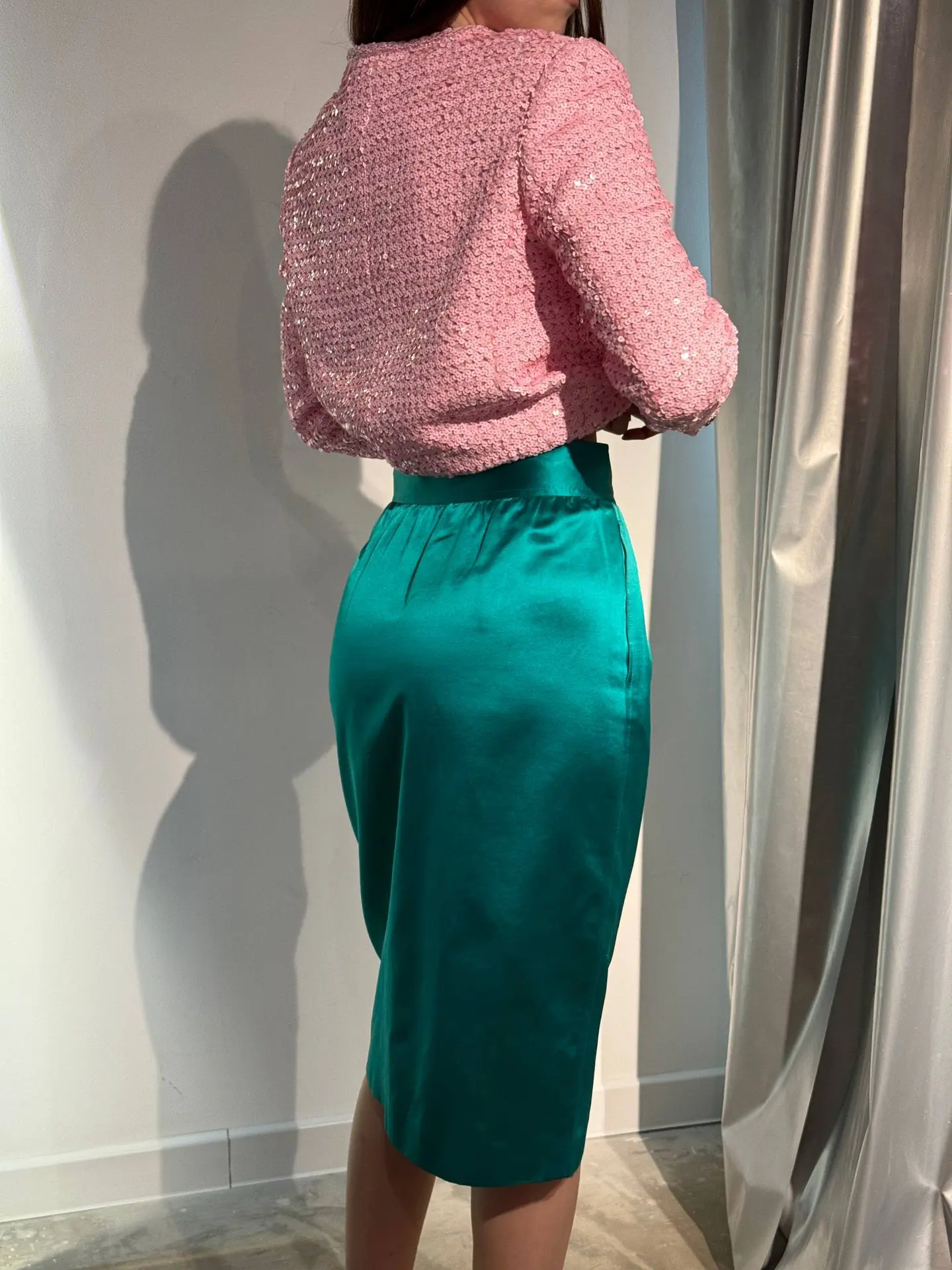 Юбка Ungaro, костюм Kenzo в образах от Dolorosa❤️‍🔥😻

1. Юбка Ungaro изумрудная
Размер: S
000965
С