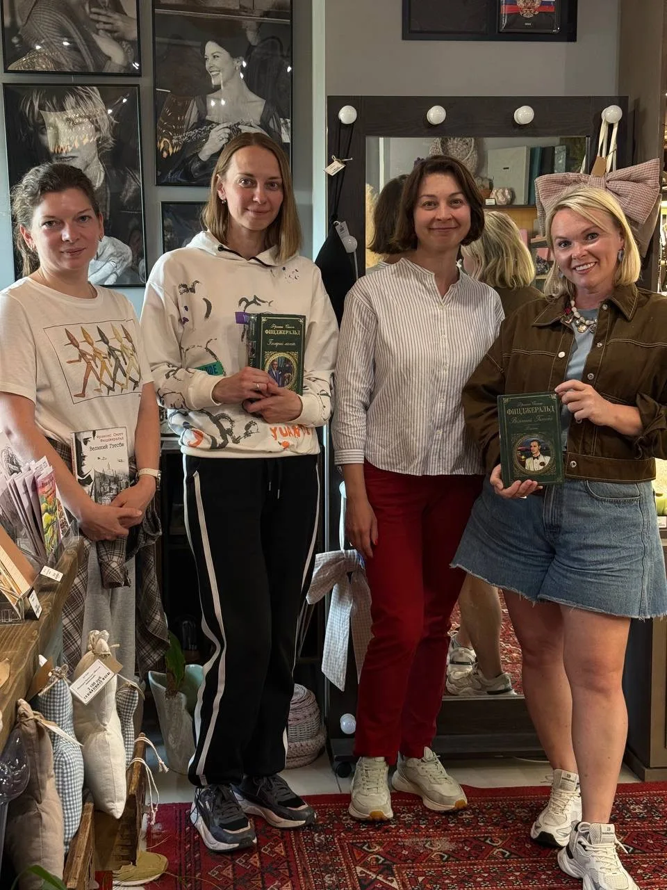 КНИЖНЫЙ КЛУБ 📚 в Мастерской декора

Мы встретились, чтобы обсудить «Великого Гетсби» Френсиса Скотт