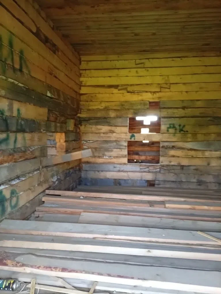 Продаётся дом, недострой брус. 8/10
Окна,двери. Посёлок Сидельникова. 700 тыс рублей 
Тел:8951425116