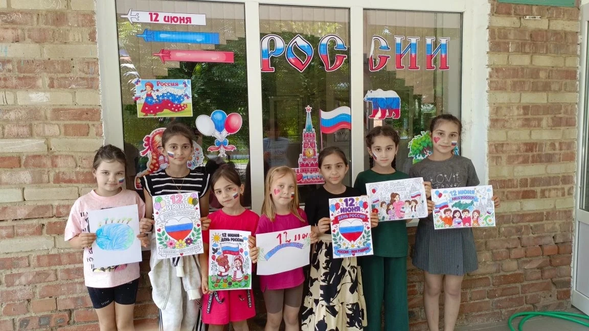 11 июня,в преддверии празднования Дня России,ребята из пришкольного лагеря дневного пребывания "Родн