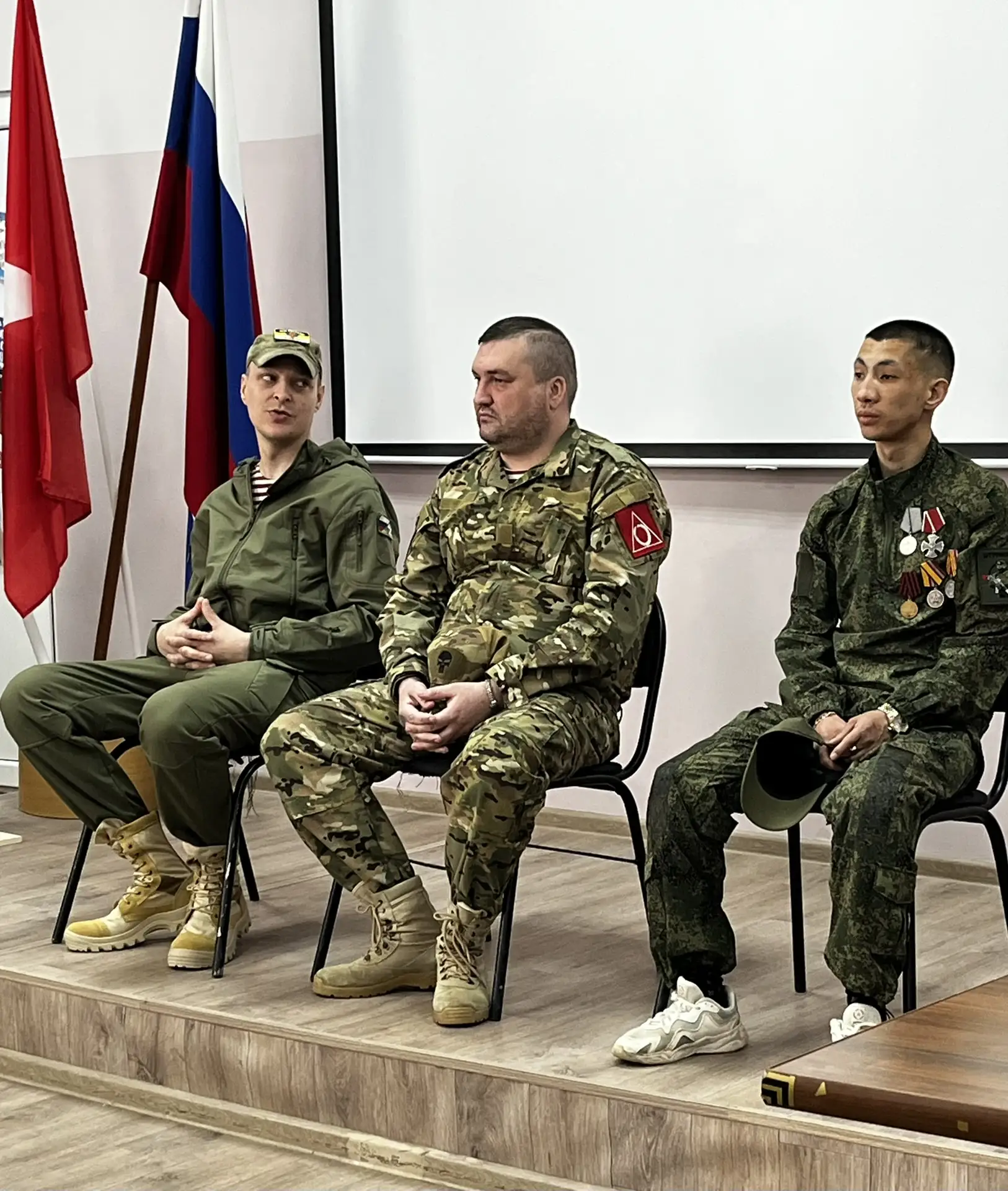 🇷🇺 Классная встреча с героями СВО: студенты услышали важные слова о жизни и учебе

Недавно состоял