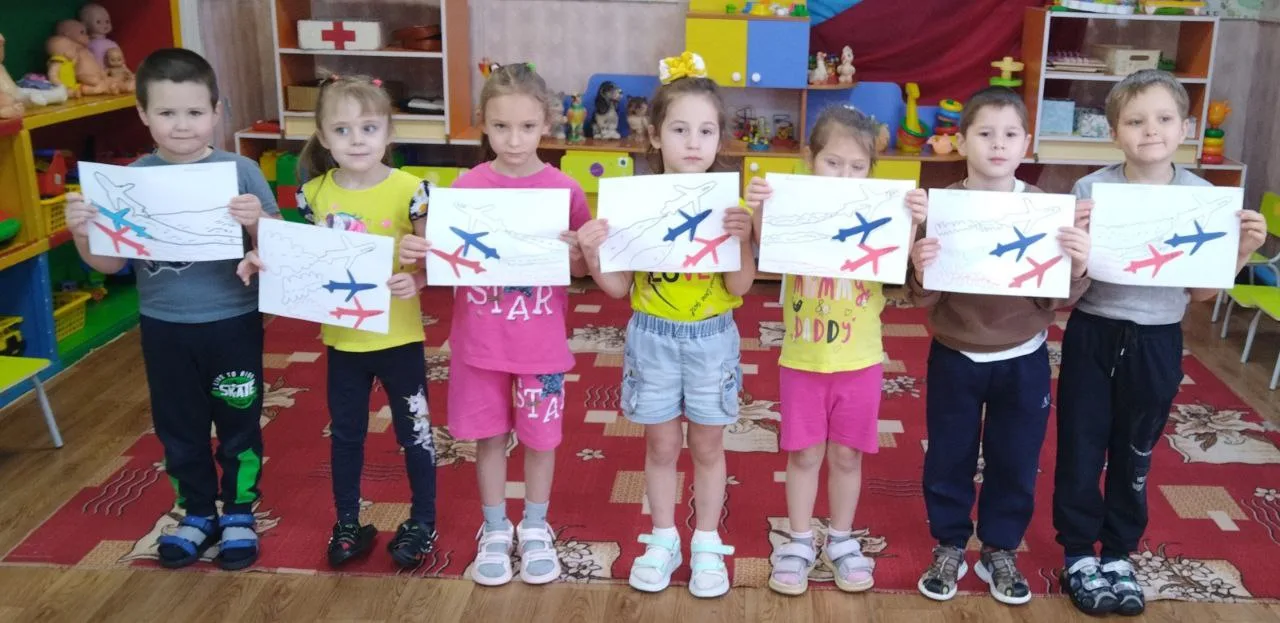 Сегодня в нашем детском саду  прошло увлекательное занятие по аппликации на тему «Летят самолёты». В