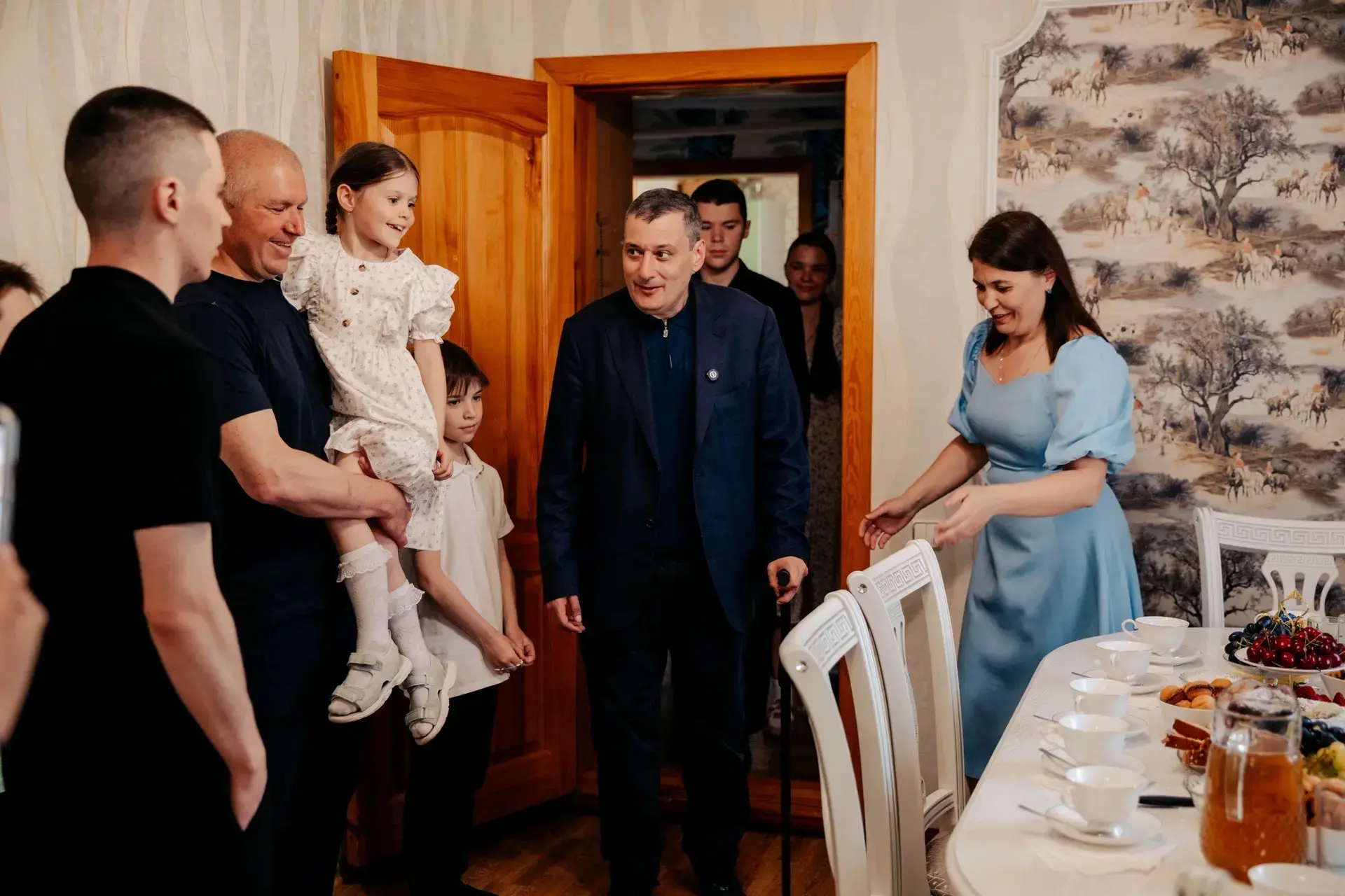 В преддверии Дня защиты детей глава региона Александр Хинштейн побывал в гостях у многодетной семьи 