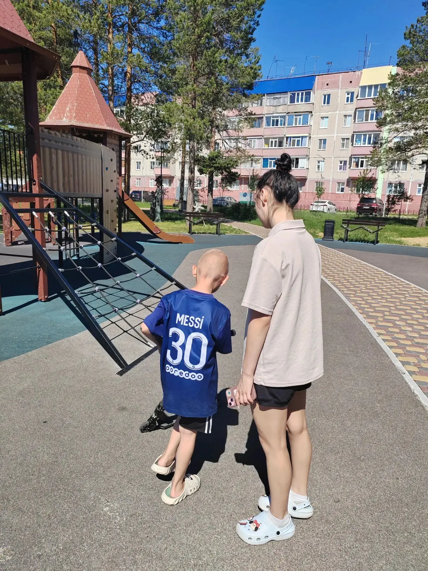 🚸 Рейд в сквере «Лазурный»: безопасность наших детей прежде всего!
Сегодня специалисты нашей школы 