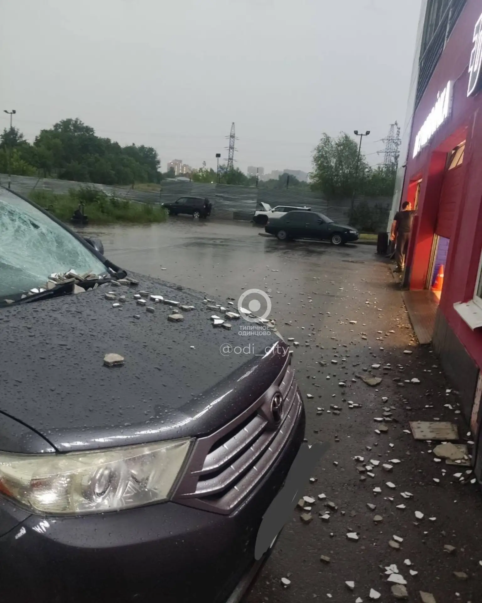 🧱 В ЖК «Сколковский» на автомобиль рухнул огромный кусок штукатурки

Подписаться на @odincovo_mosob