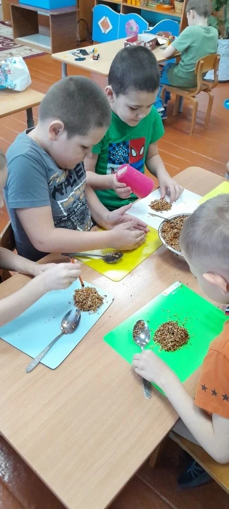 Экологическая акция «Съедобная кормушка для зимующих птиц» в старшей подготовительной группе.

Тра