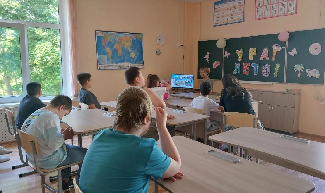 ЛЕТО С «СОЛНЕЧНЫМ ЗАЙЧИКОМ»: ЯРКИЕ ДНИ, НОВЫЕ ЗНАНИЯ И ПОДАРКИ!

11 июня в нашей школе успешно завер