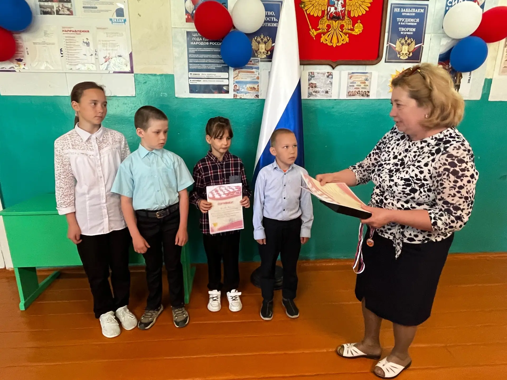 🏆 Наши герои! Поздравляем победителей!

На традиционной еженедельной линейке мы чествовали ребят, к