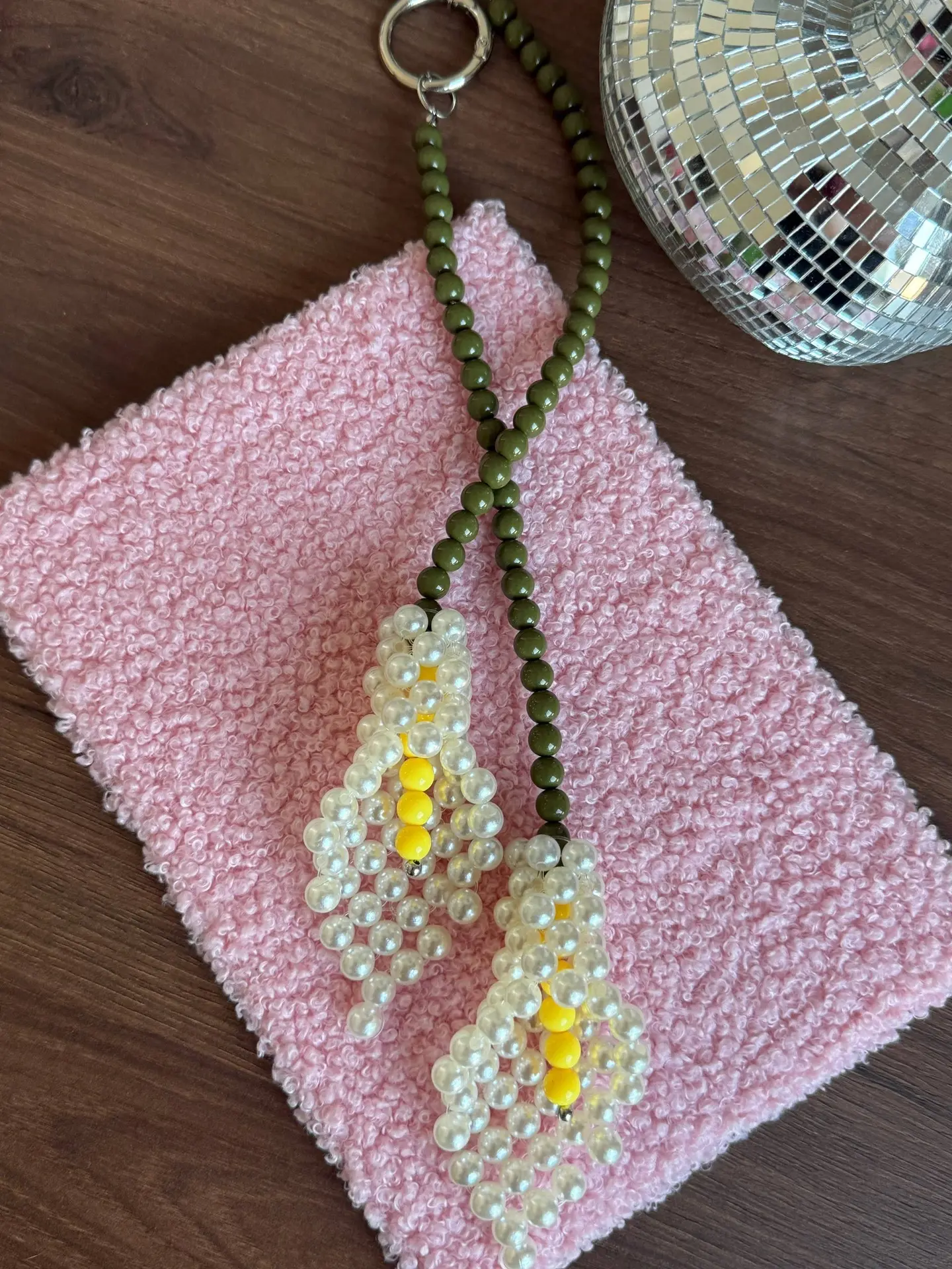 🌷Брелок-обвес на сумку «Калла»

• Артикул:  006051 
• Белый, пудра 

🏷️ Цена опт: 350₽ 
🏷️ от 10ш