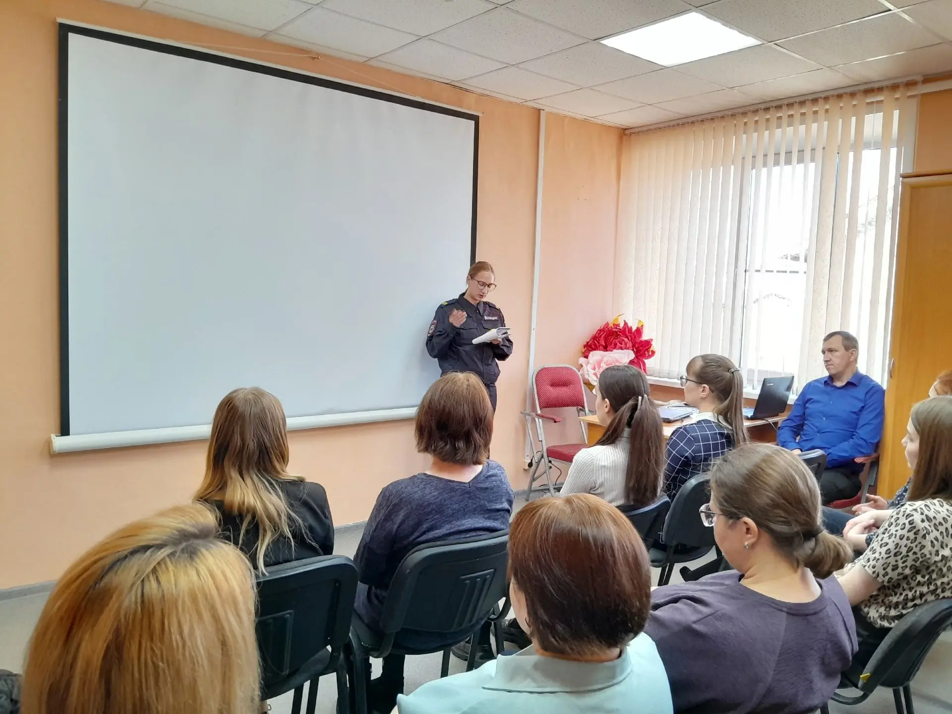 Профилактика террористических угроз в Центре социальной защиты
Сотрудник ОМВД России по Удорскому ра