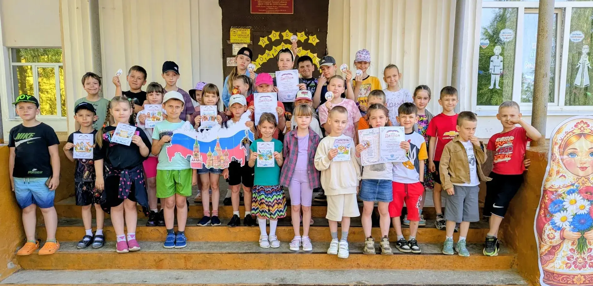 Яркий предпраздничный день в нашем лагере! 🇷🇺✨

Сегодня, в канун Дня России, праздничная атмосфера
