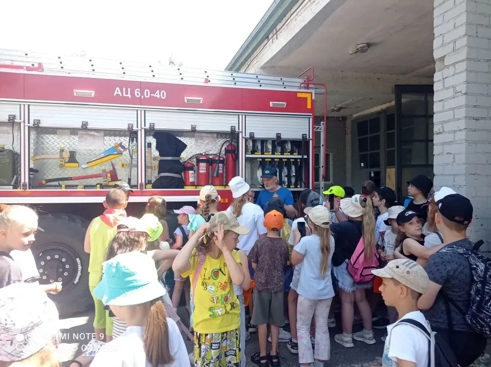🚒 10 июня 2026 года дети пришкольного лагеря «Солнышко» посетили Пожарную часть № 107. Экскурсия по