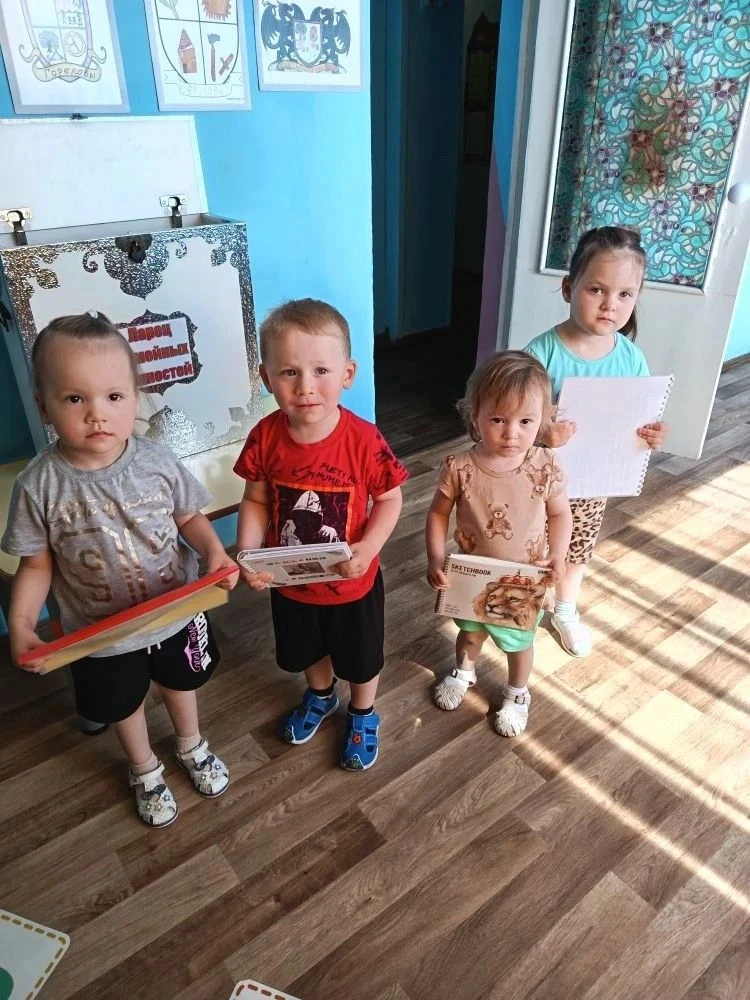 Вчера состоялось открытие «Сундучка семейных ценностей»!
Дети с радостью поместили в него свои семей