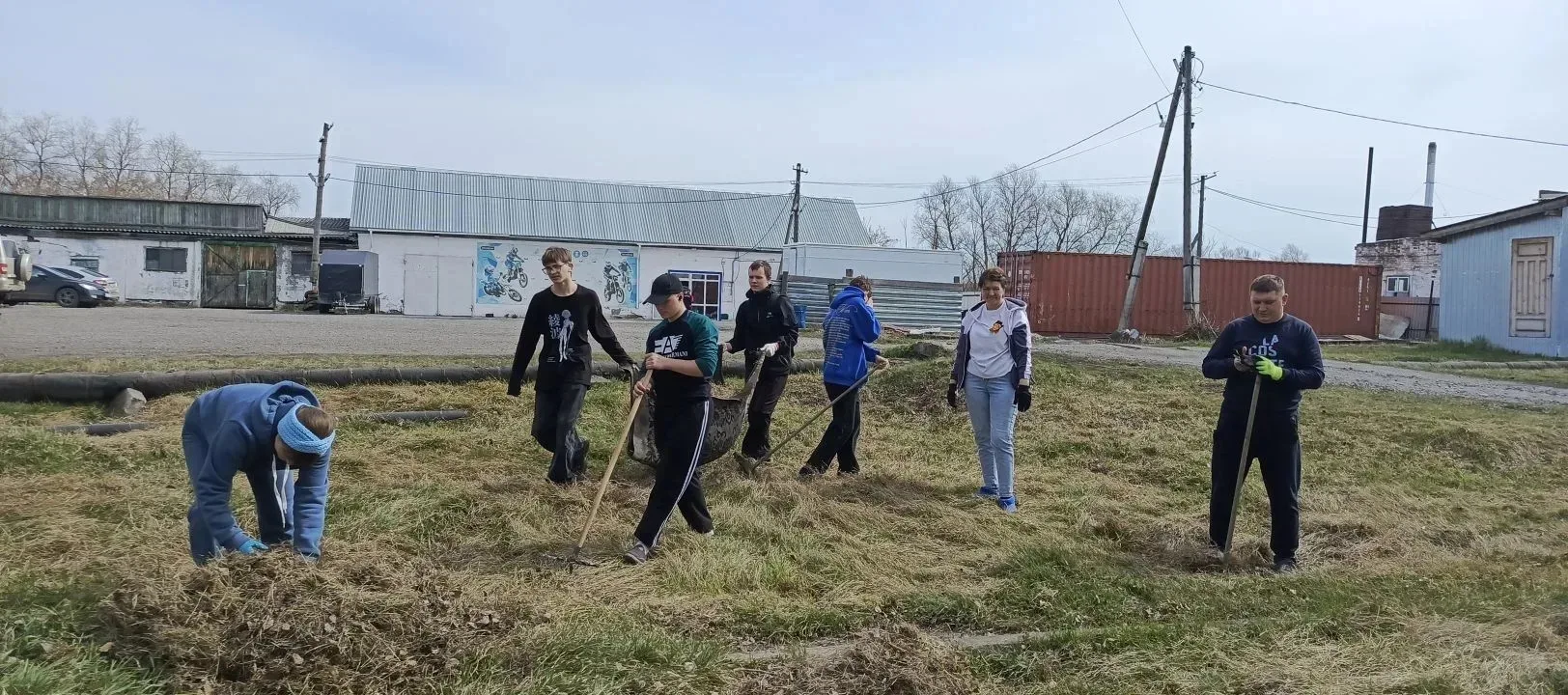 29 апреля в БОУ "Вечерняя школа" прошел средник "Вместе делаем мир чище". Ученики, учителя и сотрудн