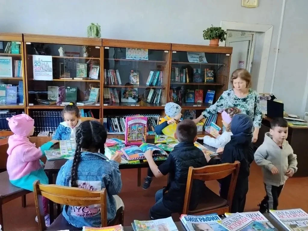 📚👩🏻‍🏫 Воспитанники разновозрастной группы «Радуга» п. Высокое совершили увлекательную экскурсию 