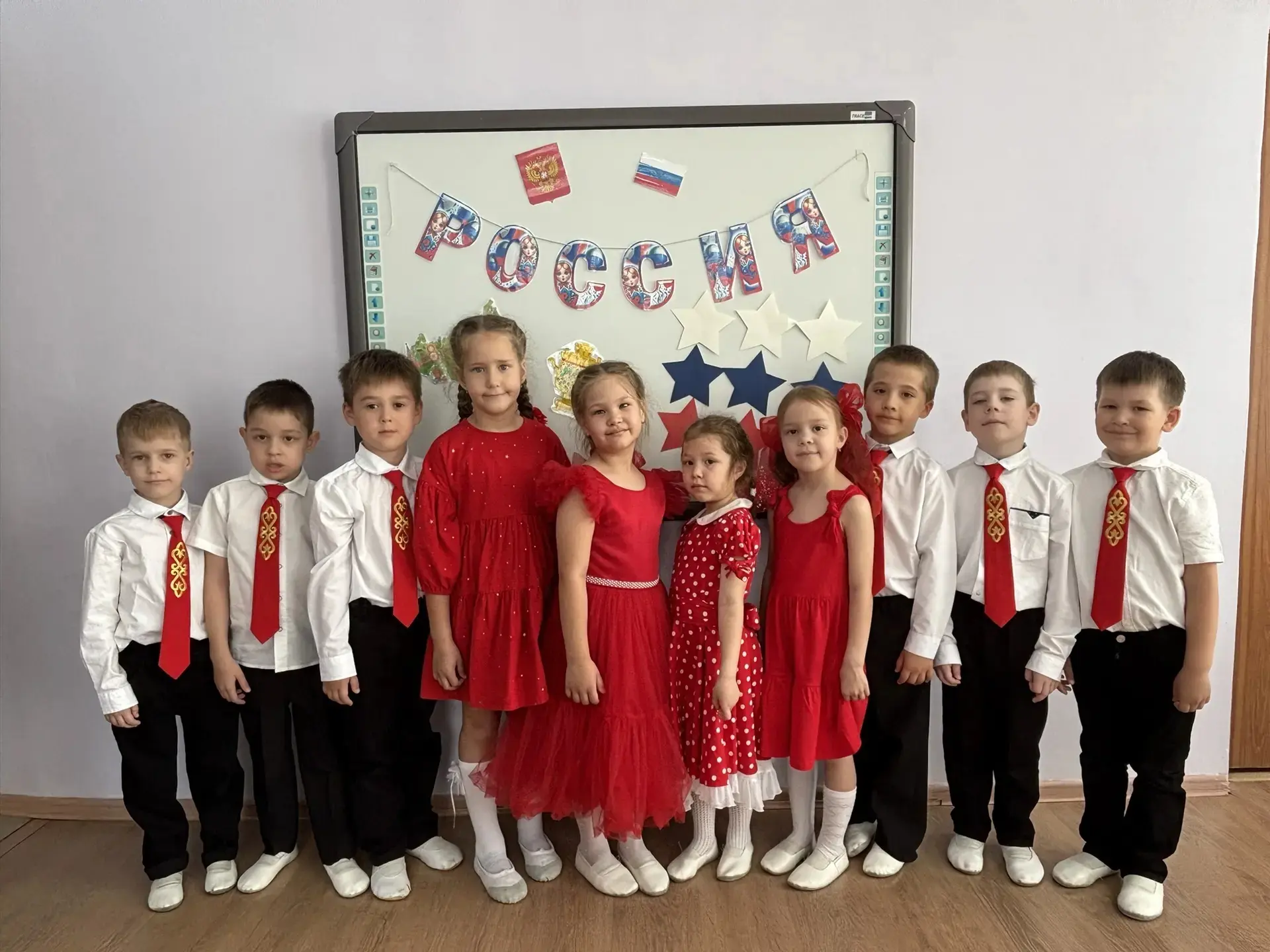 Старшая группа "Звездочки" поздравляет с наступающим Днем Росиии! Желает всем мира и добра!!! 🇷🇺❤️